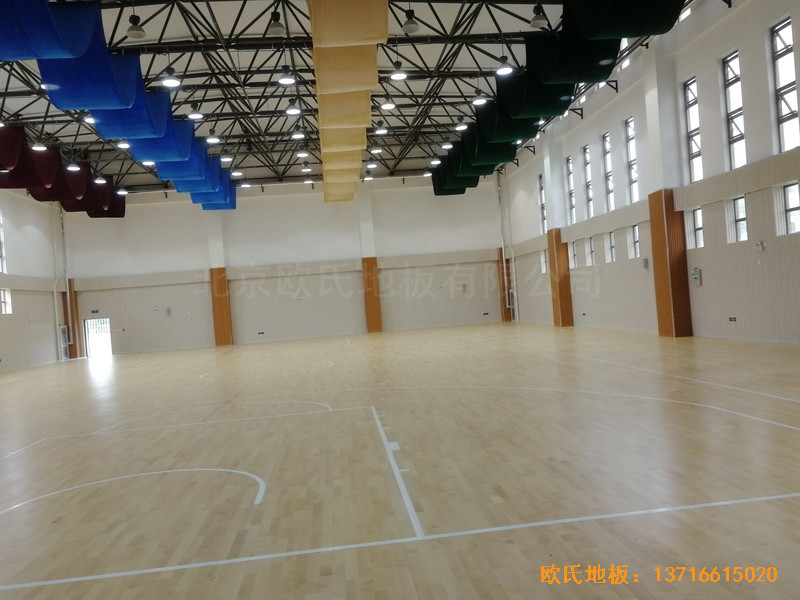 濟(jì)南錦繡城小學(xué)籃球館運(yùn)動地板安裝案例1