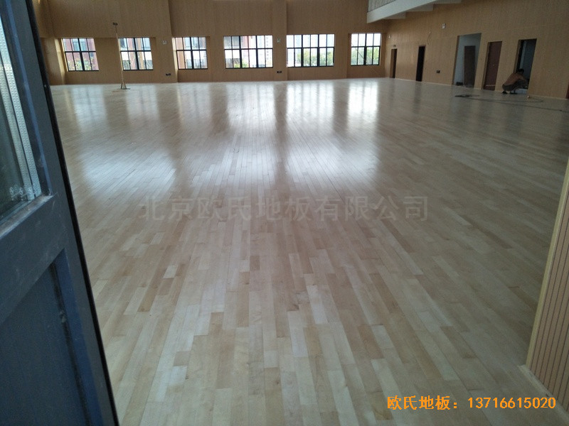 上海松江區(qū)佘北學校運動館運動木地板鋪設案例4
