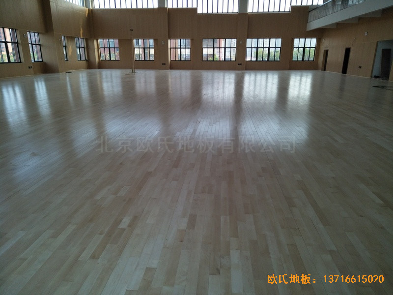上海松江區(qū)佘北學校運動館運動木地板鋪設案例5